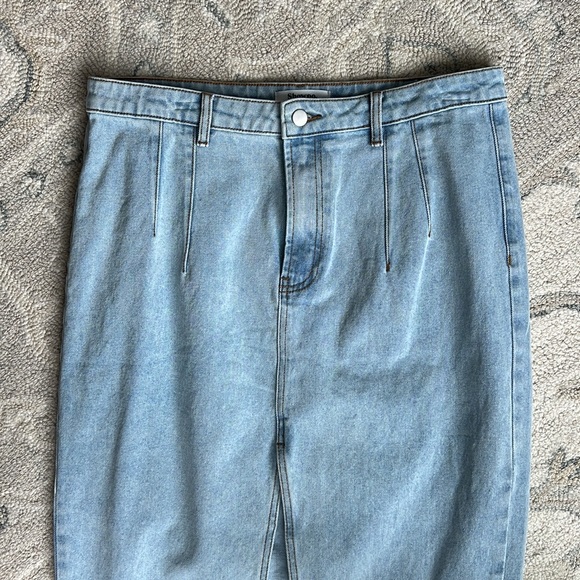 Show Po JANEVE MIDI SKIRT - FRONT SPLIT DENIM SKIRT IN MID WASH - Picture 2 of 6